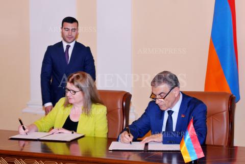 Спикер НС Армении Ара Баблоян и посол Великобритании 
Джудит Фарнуорт подписали соглашение
