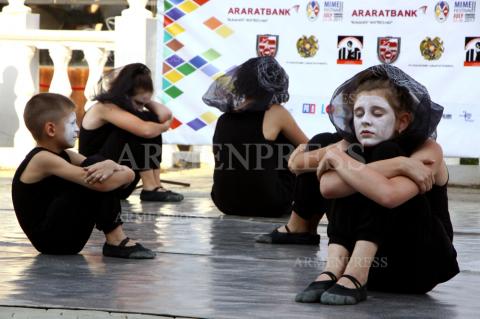 John Jacobs from South Africa delivers master class of 
pantomime arts in Tsakhkadzor, Armenia 