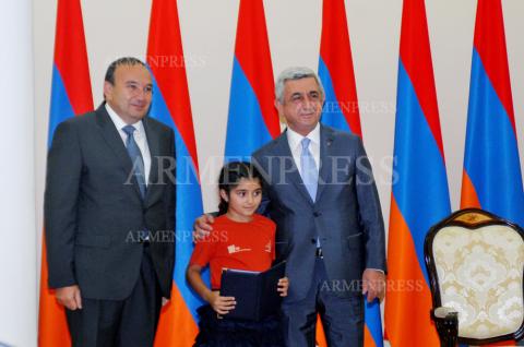 President Sargsyan awards distinguished school kids