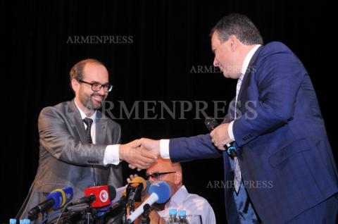 Министр культуры Армении Армен Амирян представил 
сотрудникам театра нового директора Национального 
академического театра имени Сундукяна Вардана Мкртчяна
