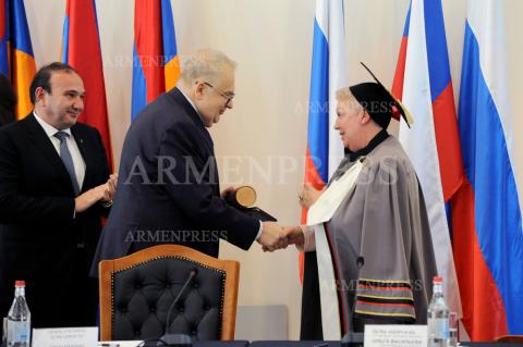 Министр образования и науки Ольга Васильева удостоена 
звания Почетного доктора АГПУ