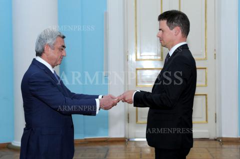 Newly appointed Ambassador of France to Armenia Jonathan 
Lacôte presents credentials to President Serzh Sargsyan