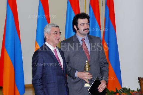 Armenian President awards distinguished students and school-
children in IT field