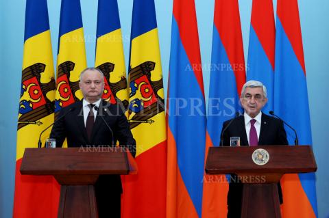 Armenian and Moldovan Presidents Serzh Sargsyan and Igor 
Dodon deliver statements for media