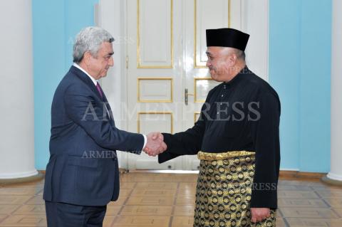 New Ambassador of Malaysia Datuk Mat Dris bin Haji Yaacob 
presents his credentials to Armenian President Serzh Sargsyan 