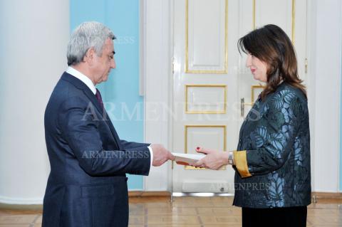 New Ambassador of Albania presents credentials to Armenian 
President 