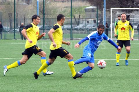 Pyunik defeats Alashkert 3:1 - Mkhitaryan watches from 
audience 