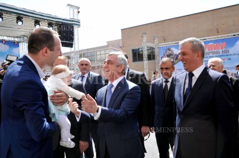 President Sargsyan attends house-warming ceremony of 
building constructed for young specialists by Zeytun 2 project 