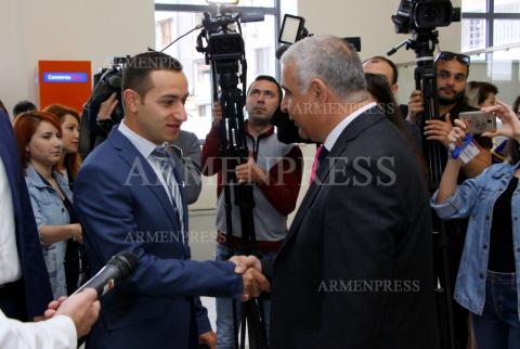 New Diaspora minister Mkhitar Hayrapetyan's first visit to 
ministry 