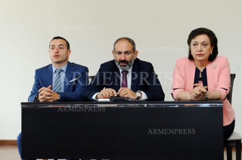 Prime Minister Nikol Pashinyan introduces new minister of 
Diaspora to ministry staff 