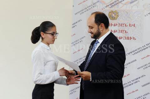 Education and science minister Arayik Harutyunyan awards 
Olympiad-winning school children 