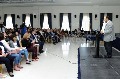 Minister of education and science Arayik Harutyunyan meets 
principals of public and private schools 
