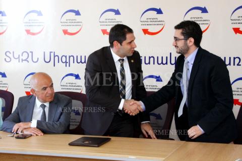 Minister of territorial administration and development Suren 
Papikyan introduces new director of migration service Armen 
Ghazaryan to staff