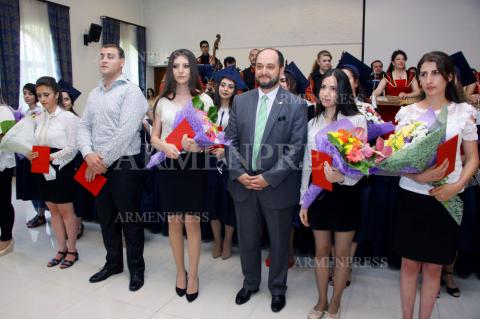 Minister of education and science Arayik Harutyunyan hands 
over diplomas to graduates 