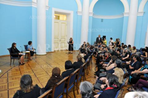 PM's spouse Anna Hakobyan holds meeting with mothers of 
April Four-Day War victims 