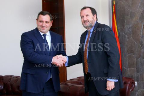 Investigative Committee chief Hayk Grigoryan receives US 
Ambassador Richard Mills 