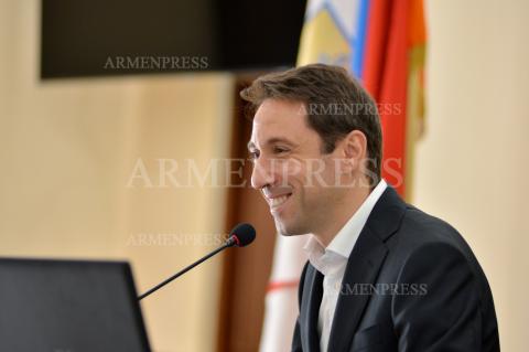 La première séance du conseil municipal nouvellement élu 
d'Erevan