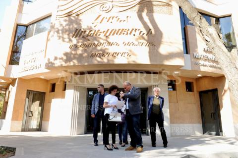 Acting PM's spouse Anna Hakobyan and composer Tigran 
Mansuryan visit "Hrant Matevosyan" center-museum