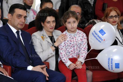 Pashinyan's spouse Anna Hakobyan visits Muratsan hospital in 
Yerevan 