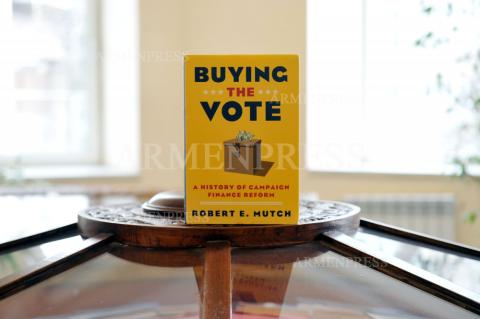 Центр информационных технологий посольства США 
подарил Национальной библиотеке Армении 100 книг