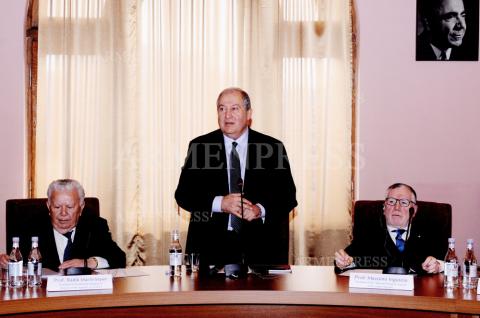 President Armen Sarkissian delivers scientific report at the 
National Academy of Sciences of Armenia 