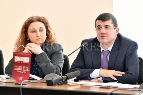 Rencontre d'Arayik Haroutiounian, Conseiller du Président de la 
République d'Artsakh avec des étudiants
