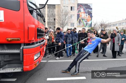 Youri Sakounts, détenteur de 14 records, établit un nouveau 
record du monde

