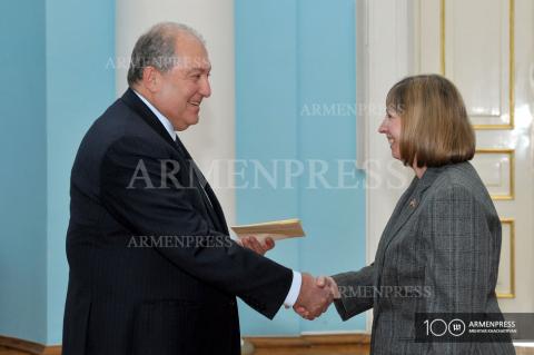 Aujourd'hui, Lynne Tracy, nouvel Ambassadrice  des États-Unis 
en Arménie, a présenté ses lettres de créance au Président 
arménien Armen Sarkissian
