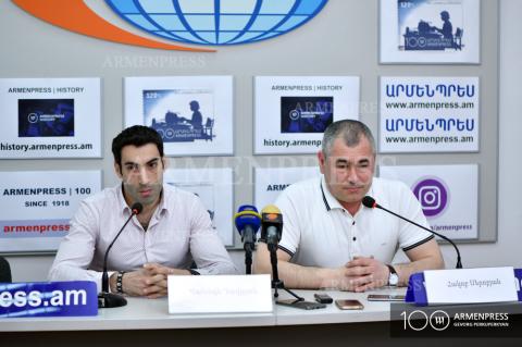 Conférence de presse de l'entraîneur de l'équipe nationale de 
gymnastique, Hakob Serobyan, et de l'athlète Vahagn Davtyan