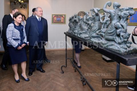 Le Président de la République d'Arménie, Armen Sarkissian et 
son épouse Nouné Sarkissian ont visité la Maison-Musée d'Ara 
Sarkissian et de Hakob Kodjoian à Erevan