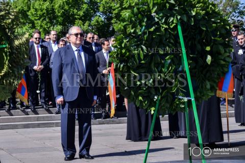 À l'occasion de la Journée de la Victoire et de la Paix, le 
président arménien Armen Sarkissian et des représentants 
d'organes législatifs et exécutifs  ont visité le parc de la Victoire