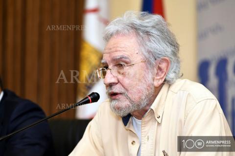 Conférence de presse de l'Architecte en chef d'Erevan, Arthur 
Mestchian