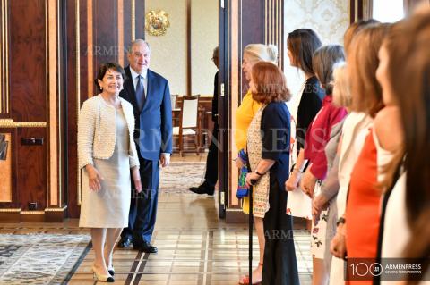 Le Président arménien Armen Sarkissian et son épouse Nouné 
Sarkissian ont rencontré des femmes entrepreneurs arrivant 
d'Argentine