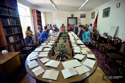 Ouverture de l'exposition intitulée « Littérature de la 
bibliothèque du gymnase masculin d'Erevan»