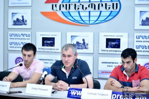 Conférence de presse de l'entraîneur en chef de l'équipe 
nationale arménienne de gymnastique Hakob Serobian et des 
membres de l'équipe nationale Arthur Davtian et Vahagn 
Davtian


