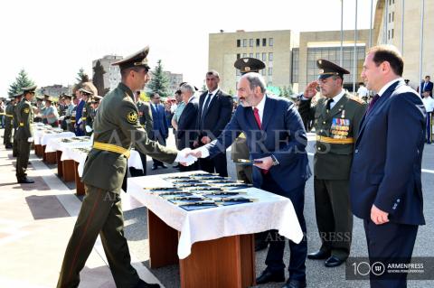 Le Premier ministre Nikol Pashinyan a assisté à la cérémonie de remise des diplômes   des établissements d'enseignement militaires au ministère de la Défense