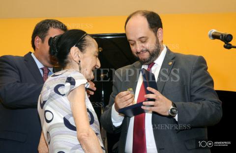 Согласно ходатайству премьер-министра РА к президенту 
Республики, 100-летней учительнице Мариам Тоноян 
вручили "Медаль признательности"