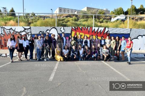 Проиллюстрирована стена длиной 100 метров поля Гилмора 
посольства США