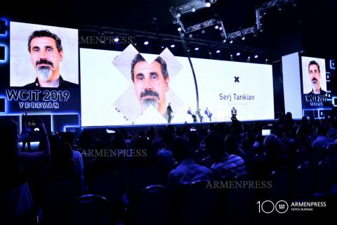 Serj Tankian parle des nouvelles technologies et de l'impact 
d'Internet dans le cadre du Congrès WCIT 2019
