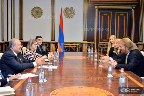 Le Président de l'Arménie, Armen Sarkissian, reçoit le fondateur 
du festival «Reforming the World», David McKenzie, ainsi qu'un 
groupe de cofondateurs et organisateurs du festival
