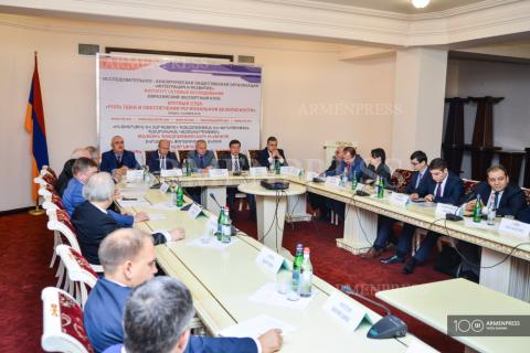 Table ronde sur  «Le rôle de l'OTSC dans la fourniture de la 
sécurité régionale»
