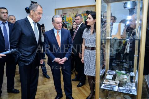  Zohrab Mnatsakanian et   Sergueï Lavrov assistent à 
l'inauguration d'une exposition consacrée au 75e anniversaire 
de la Grande guerre patriotique 
