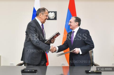 Entretien du ministre des Affaires étrangères, Zohrab 
Mnatsakanian, avec le ministre des Affaires étrangères de la 
Russie, Sergueï Lavrov