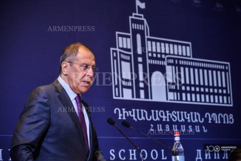 Sergueï Lavrov s'est entretenu avec des étudiants de l'Ecole 
diplomatique et de différentes universités d'Arménie 
