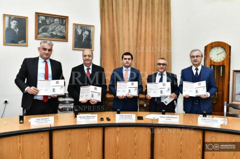 Погашена и введена в обращение одна почтовая марка, 
посвященная теме "Именитые армяне: 100-летие со дня 
рождения Грачья Ованнисяна"