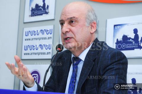 Conférence de presse de David Giourdjinian, président du Comité linguistique