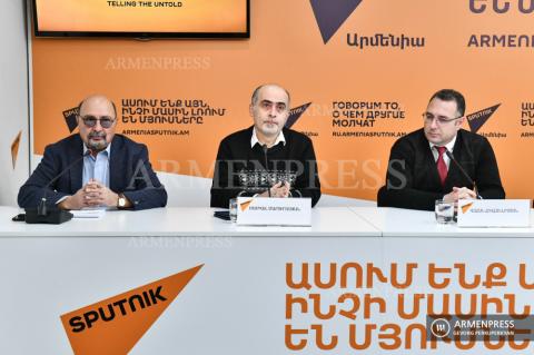 Information security expert Samvel Martirosyan and Bar 
Association members deliver press briefing 