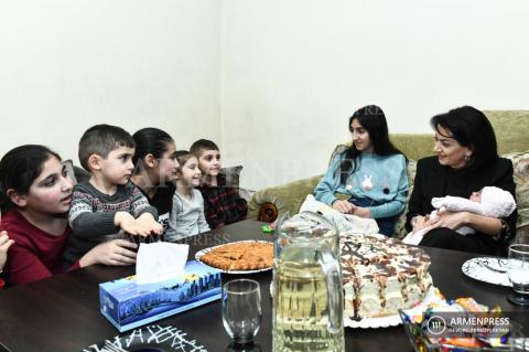 PM's spouse Anna Hakobyan visits Bezhanyan family who 
recently welcomed their 12th baby 