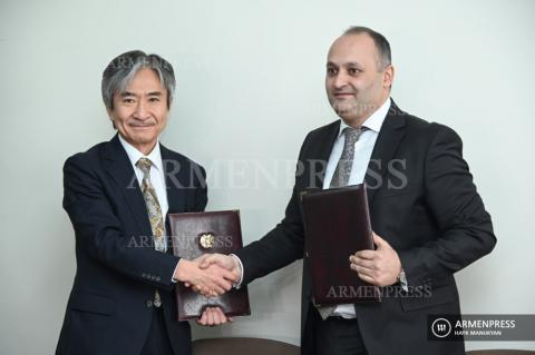 Официальная церемония подписания контракта в рамках 
программы "Предоставление музыкальных инструментов 
Национальному центру камерной музыки"