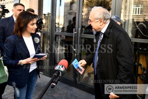 Armenian PM’s spouse volunteers to fight against spread of 
coronavirus